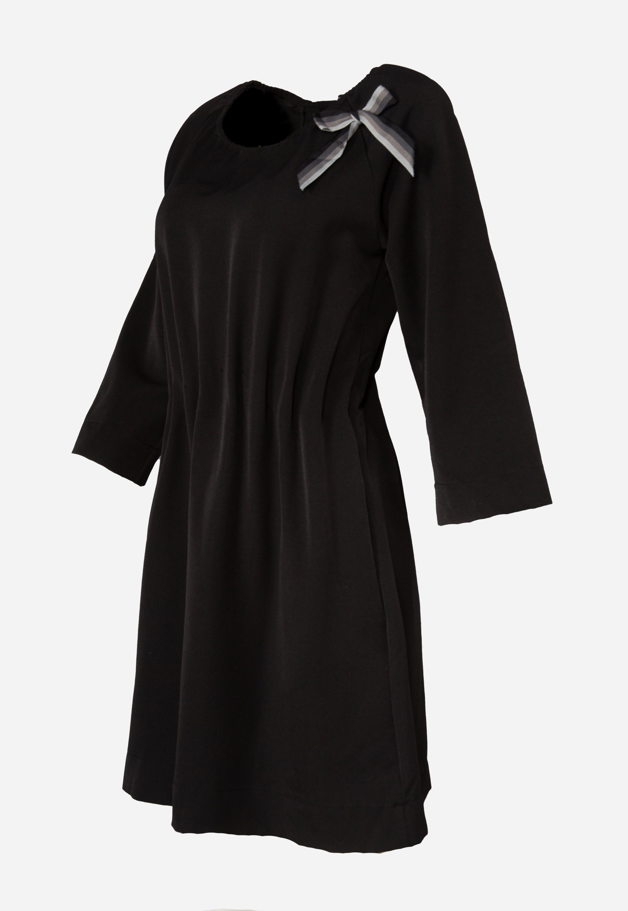 Knee-length waisted dress with a round neckline and 3/4 sleeves